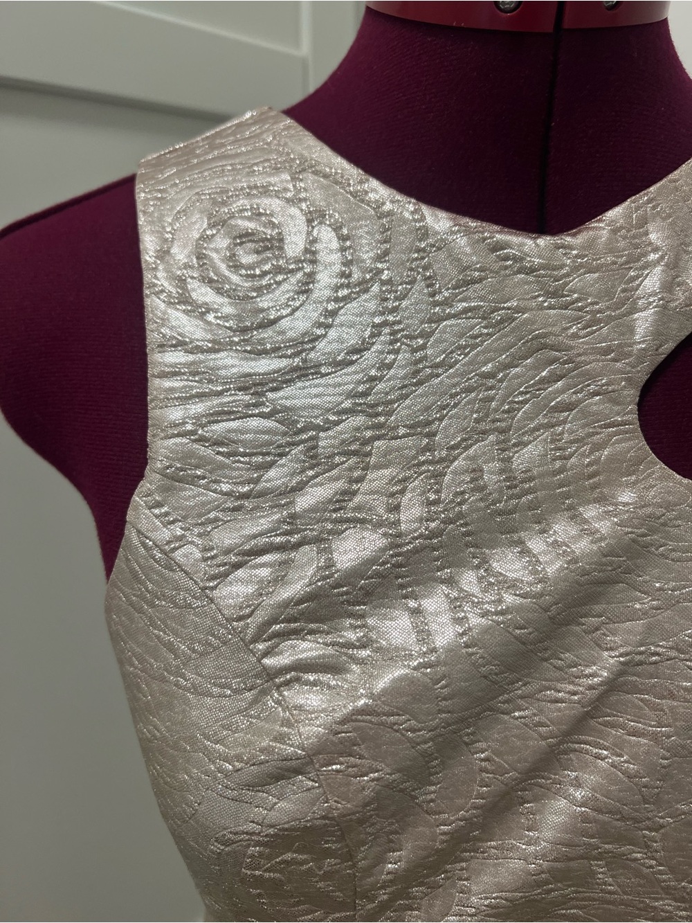 GUESS Metallic Bodycon Jacquard Cutout Sheath Dress Rose Gold Blush Party M - Picture 3 of 16